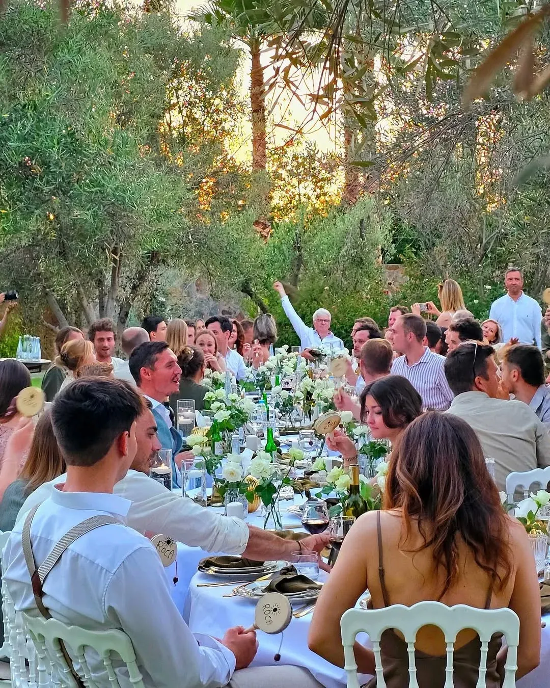 Longue table de mariage en plein air à Marrakech