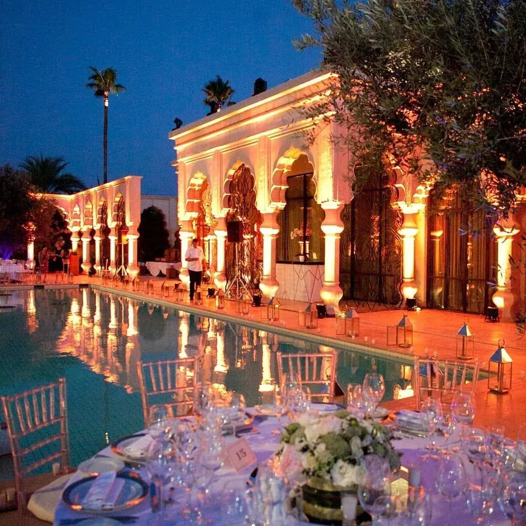 Réception professionnelle de nuit à Marrakech, lanternes et lumière chaude