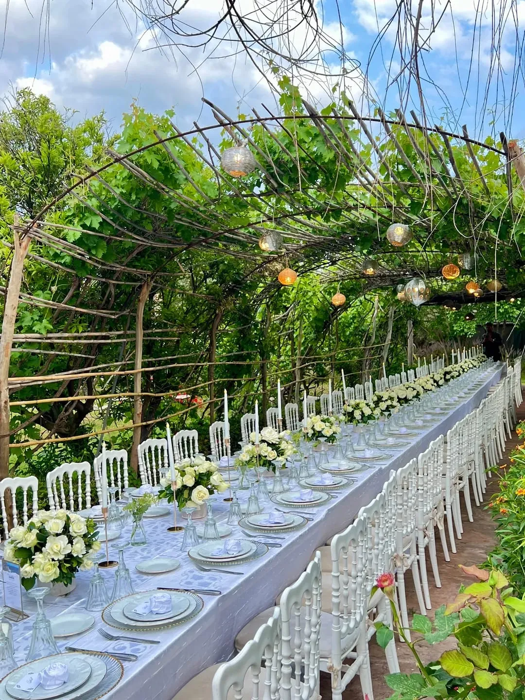 Table fleurie sous une pergola végétale