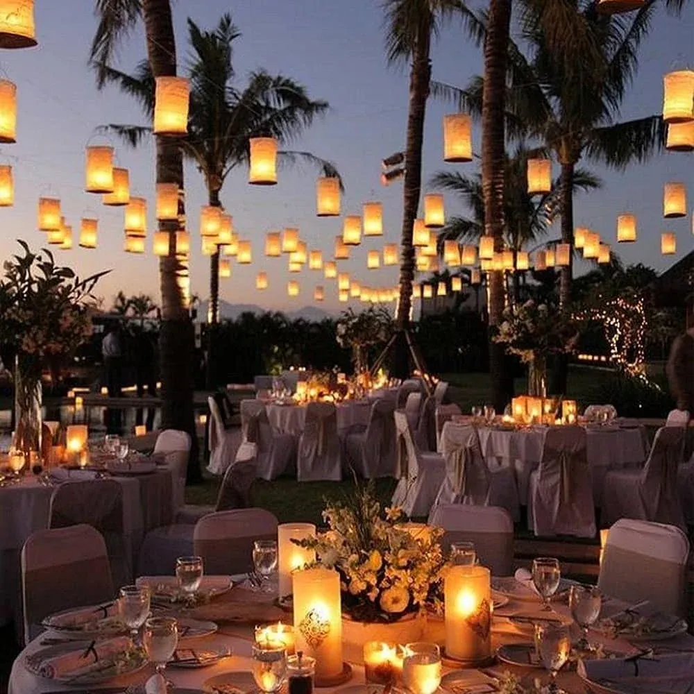 Décoration florale et bougies sur une table de mariage à Marrakech